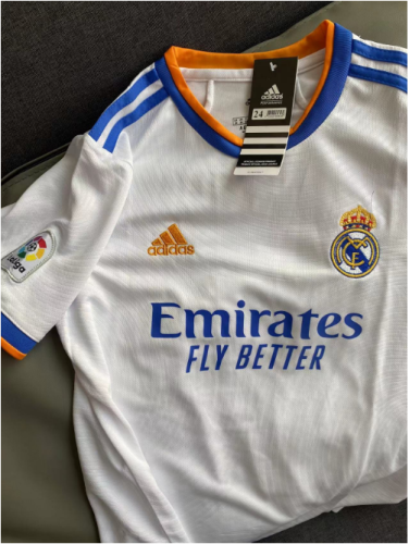 Real Madrid 2021/22 Home Kids Jersey And Shorts Kit photo review