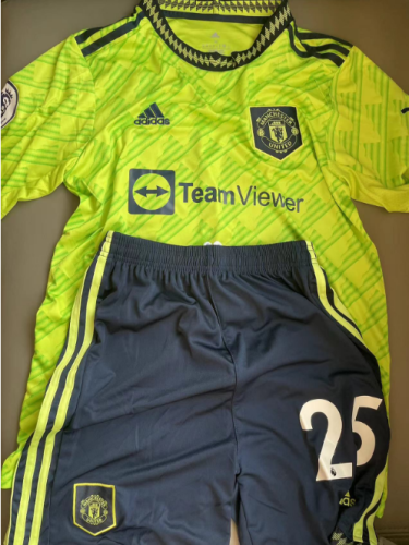Man Utd 2022/23 Third Adult Jersey And Shorts Kit photo review